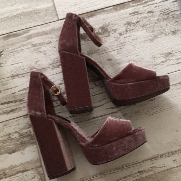 (Last 1) Jeffrey Campbell Platform Velvet Sandal. - Picture 9 of 9